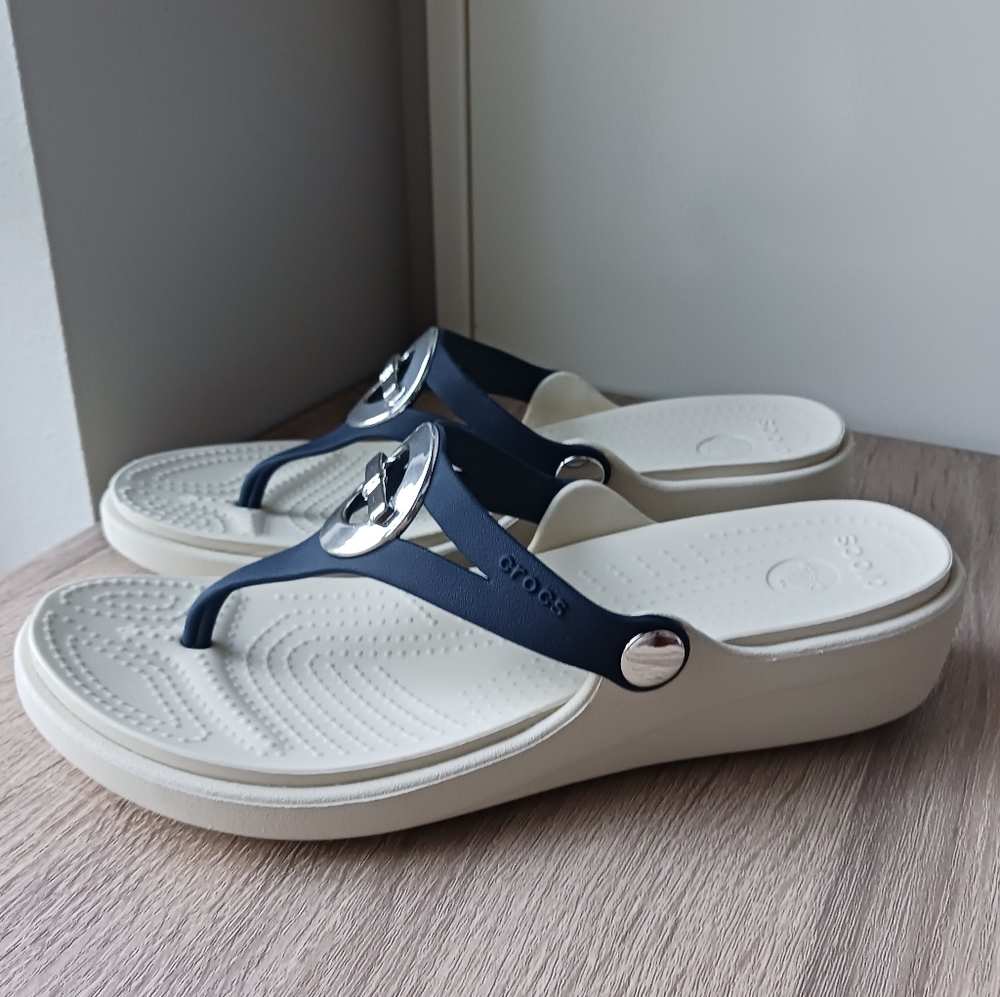 🌷 Crocs Sanrah Wedge Flip Flop Sandals - Picture 8 of 16